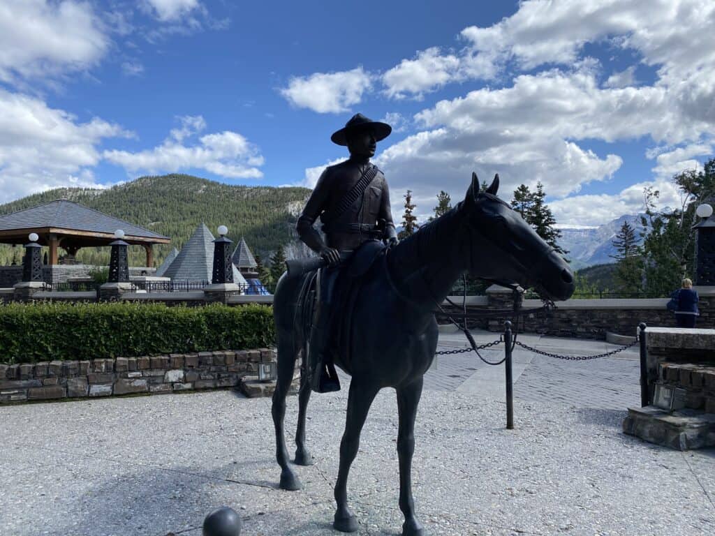 Statue of a mountie on his horse on the grounds of the Fairmont Banff Springs.